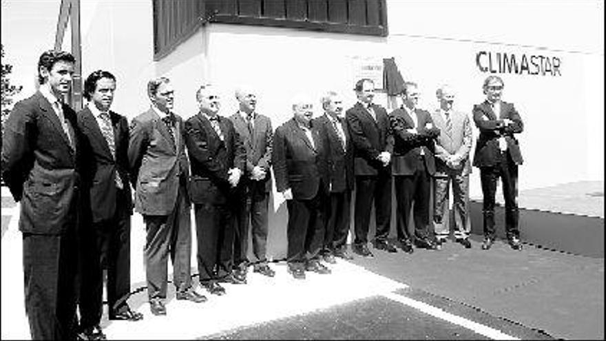 Areces y Torre, en el centro, flanqueados por los directivos de Climastar, ayer, durante la inauguración en Pruvia.