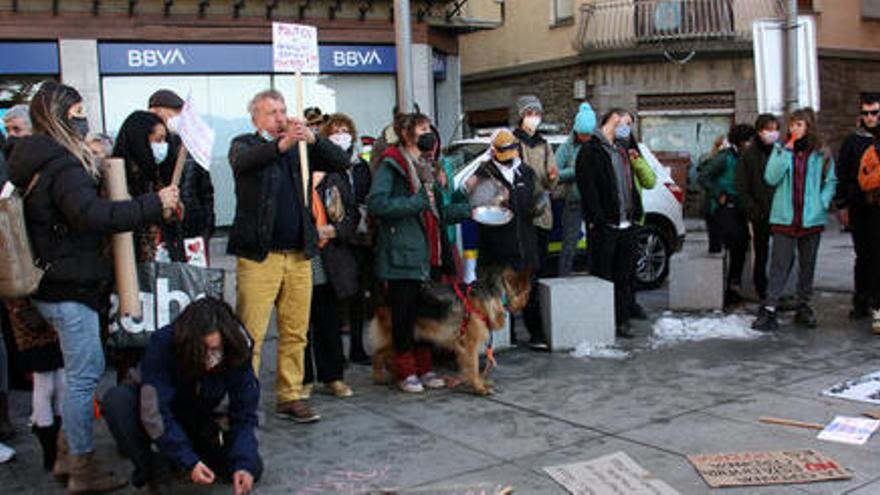 Més de cent persones es concentren a Puigcerdà per protestar contra el confinament perimetral