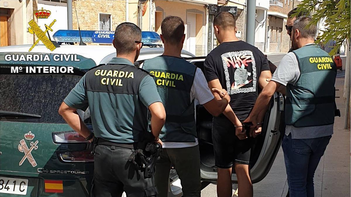 La Guardia Civil de Torrevieja traslada a uno de los detenidos.