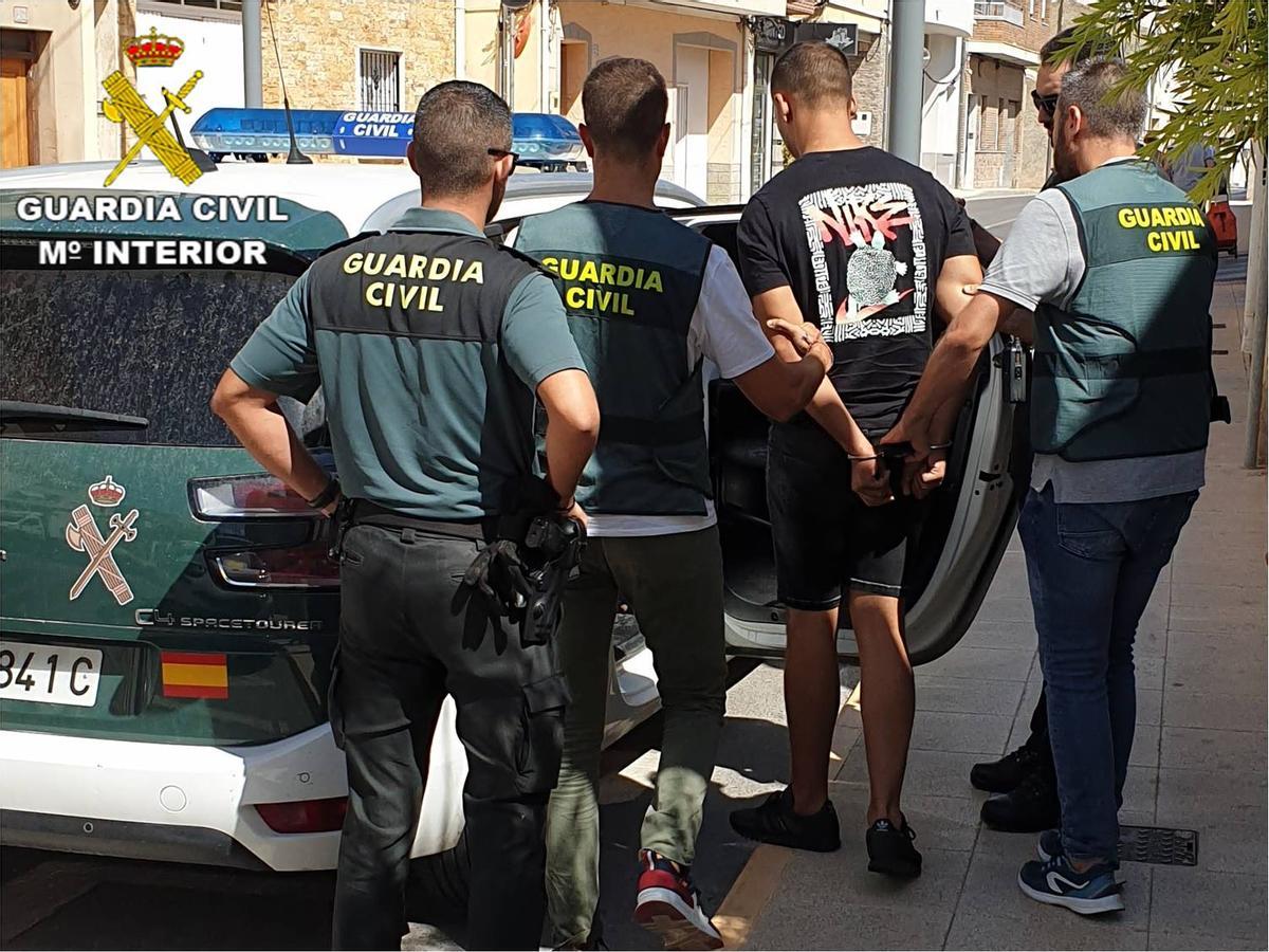 La Guardia Civil de Torrevieja traslada a uno de los detenidos.