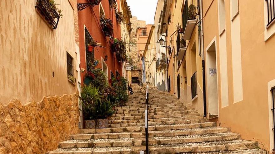 Una de las calles más pintorescas del casco antiguo de Biar.