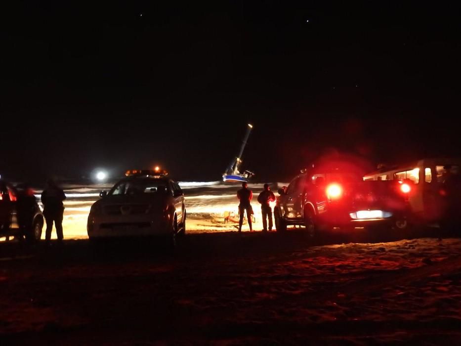 Un velero encalla en Playa del Inglés