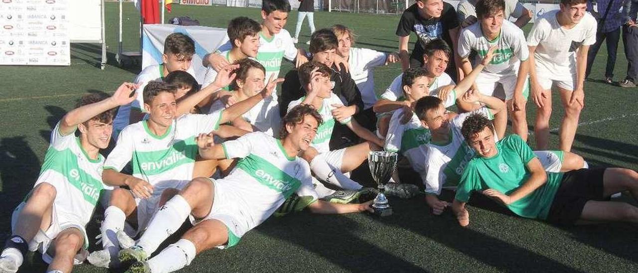 Los jugadores del Pabellón festejan el trofeo logrado ayer en Os Remedios. // Iñaki Osorio