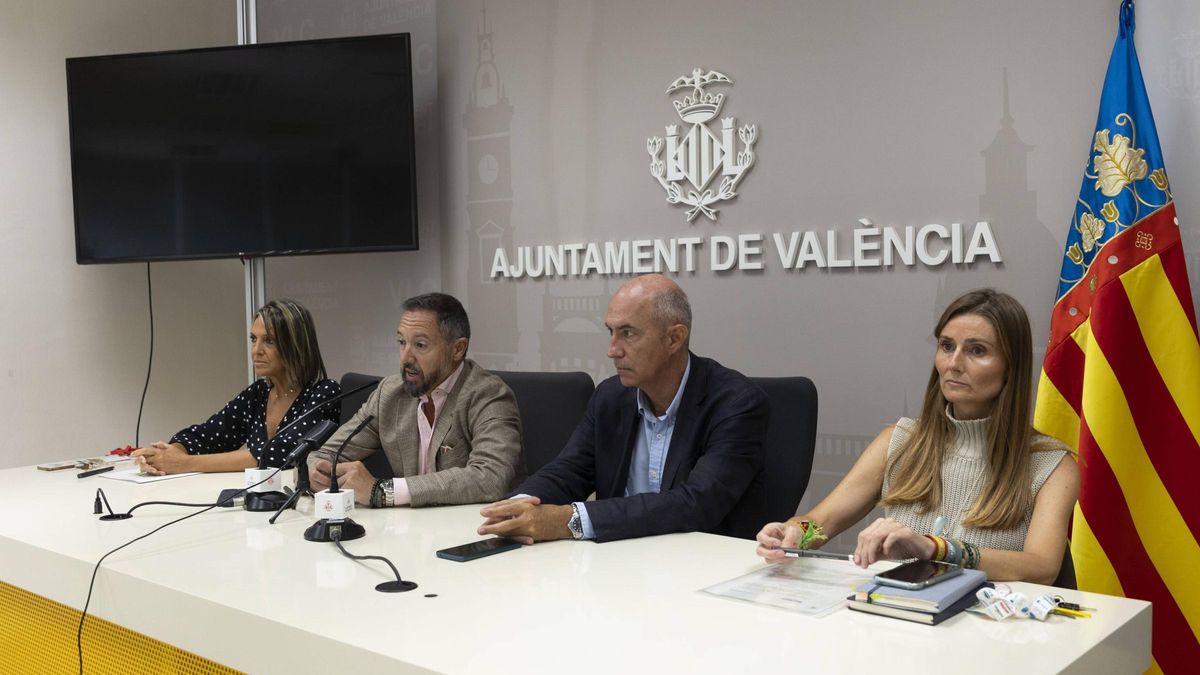 Los cuatro concejales, en la foto en una rueda de prensa, han renunciado a casar por lo civil.