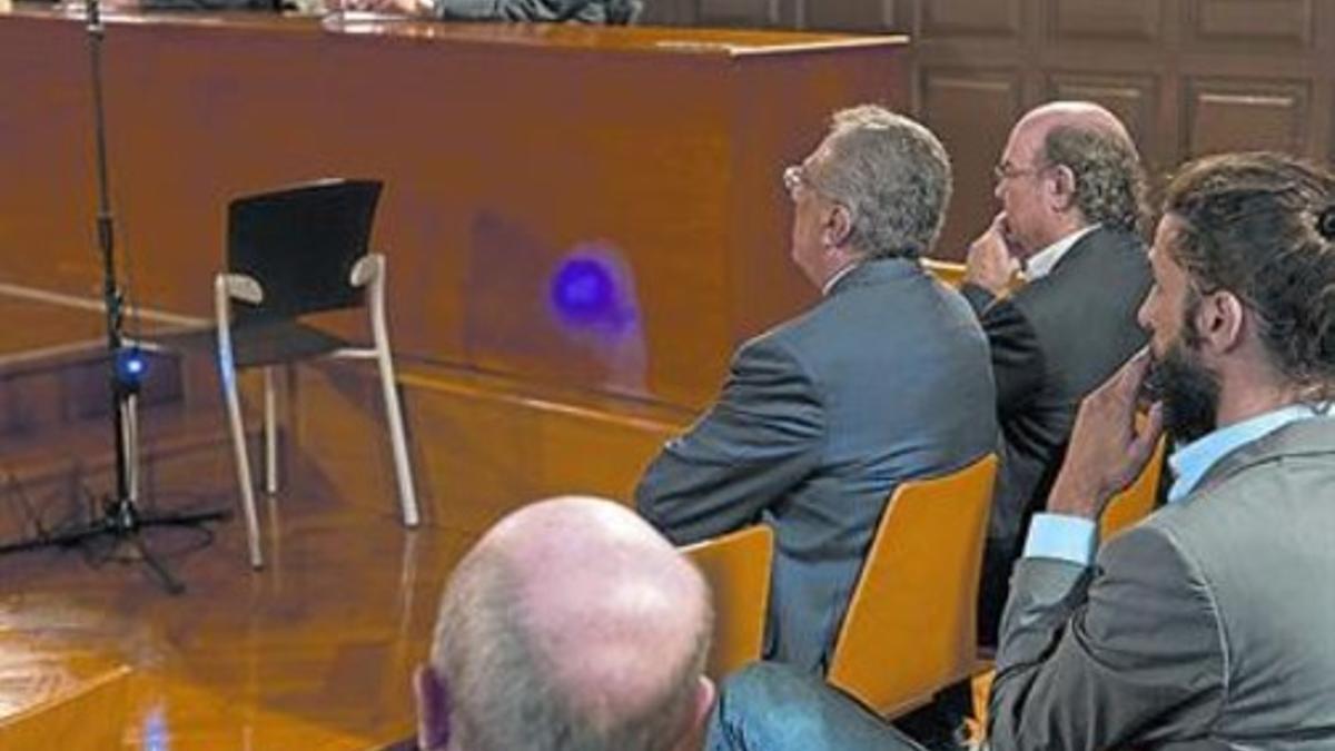 Español (primera fila, a la izquierda) y Comadrán, durante el juicio.