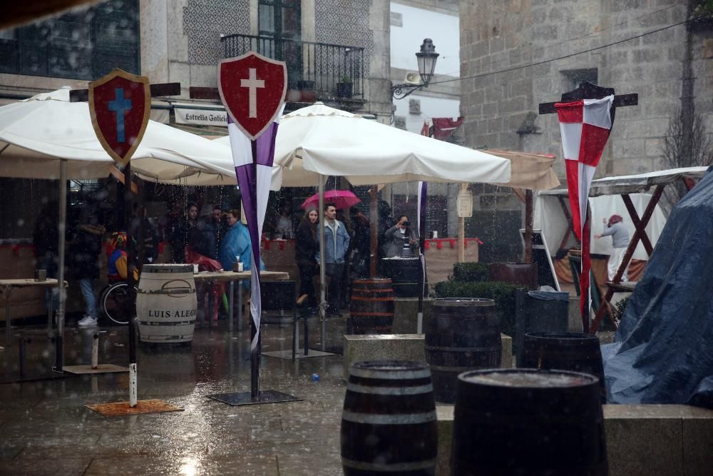 La tormenta de agua que se desató a media tarde obligo a cerrar de manera precipitada la celebración en Baiona y suspender la representación del hito histórico.