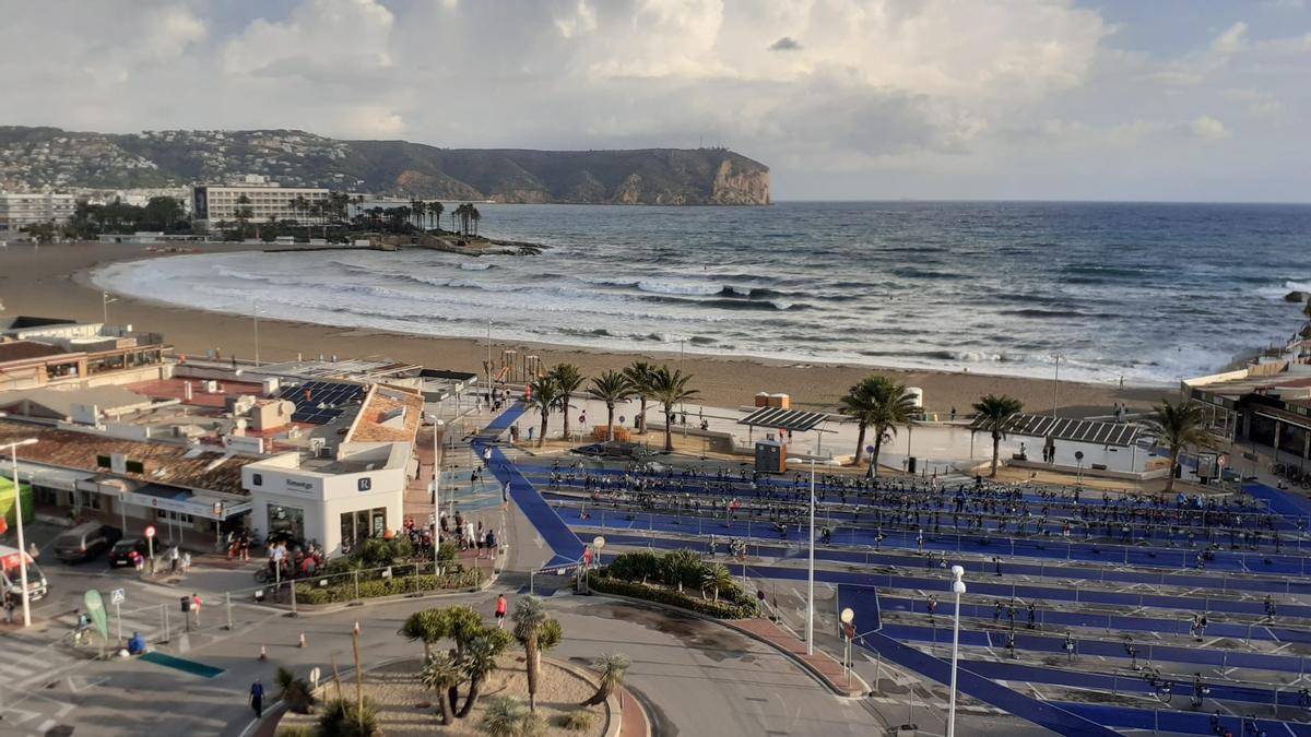 Imagen tomada a primera hora de la mañana, antes de que comenzara a llover, de la playa del Arenal, donde se ha disputado el triatlón