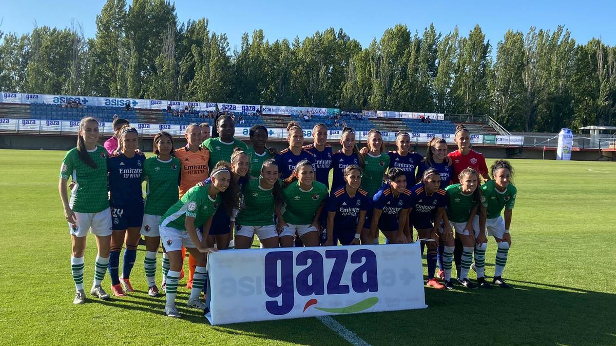 Jugadoras de los dos equipos, antes del inicio.