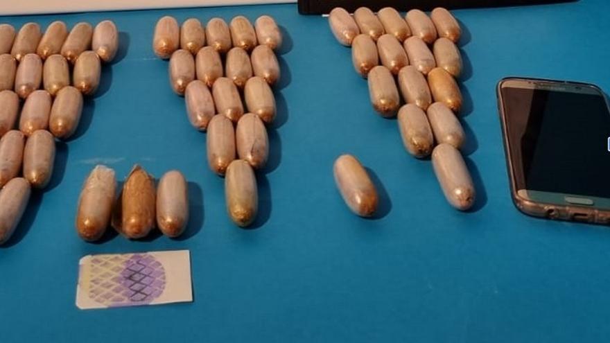 Imagen de las 65 cápsulas de heroína.