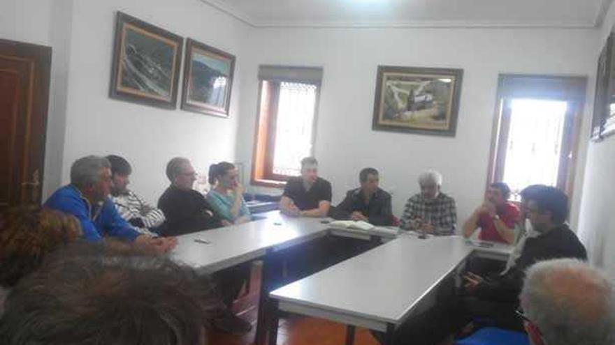 Alcaldes y representantes vecinales en la reunión celebrada en Lubián.