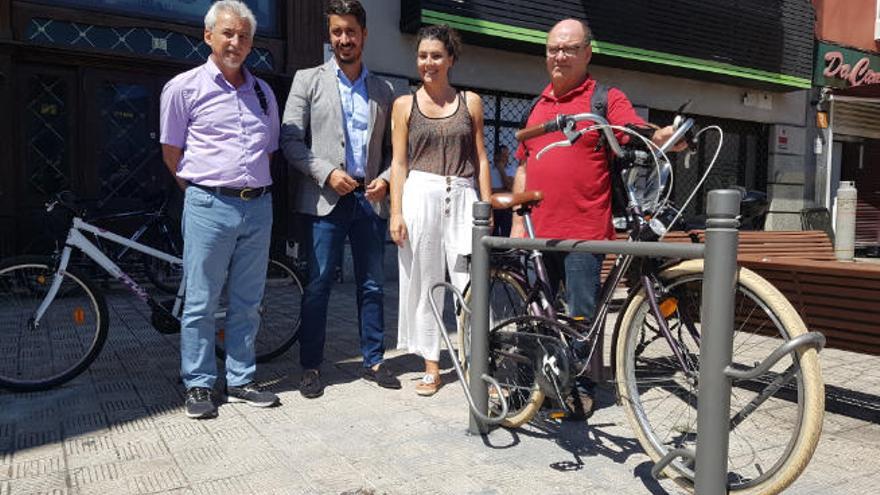 Un momento de la presentación del nuevo aparcabicicletas, ubicado en la zona de La Milagrosa.