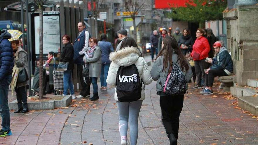 Población en la ciudad de Ourense, donde cada vez nacen menos niños. // Iñaki Osorio