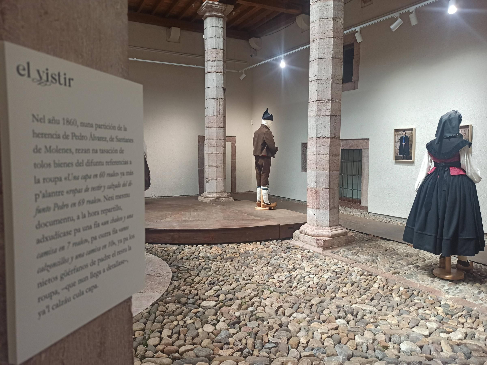 EN IMÁGENES | Así es la exposición "El vistir" sobre el traje tradicional asturiano