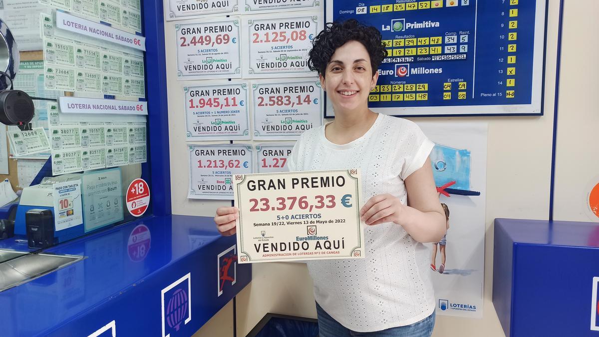 La gerente de la Adiministración Nº 2 de Cangas, Andrea Fonseca, con el cartel del premio.