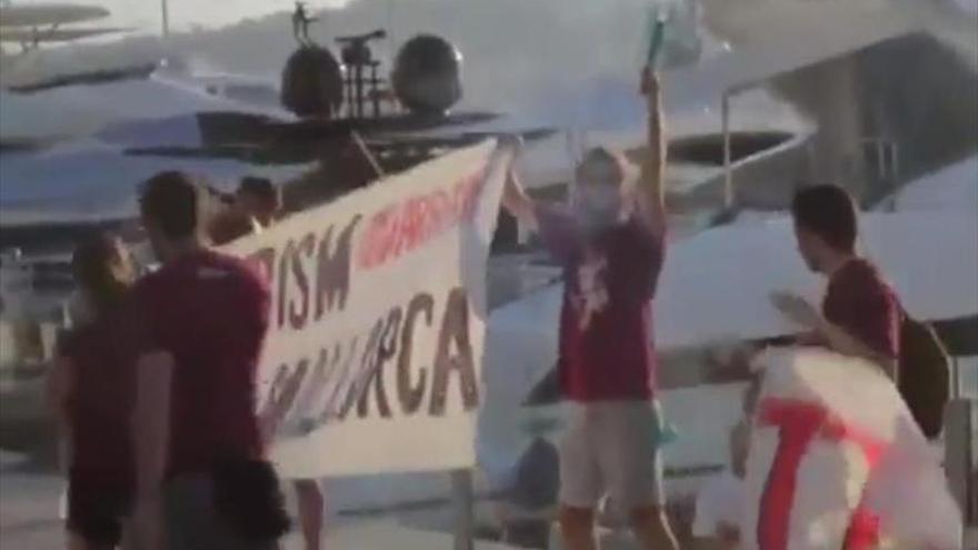 Arran despliega su ‘turismofobia’ en el puerto de Palma de Mallorca