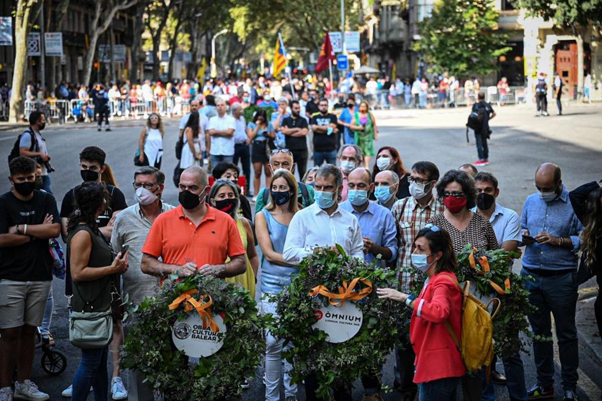 Ofrenda floral de Òmnium ante el monumento a Rafael Casanova.