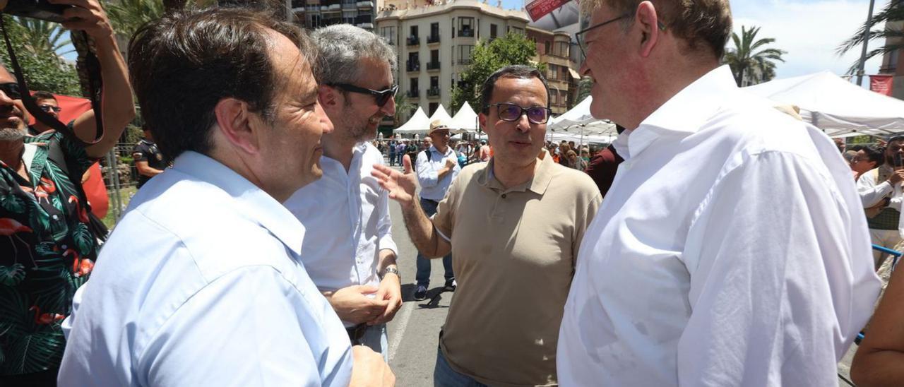 Manuel Illueca, Arcadi España, Julián López y Ximo Puig conversan antes de la mascletà
