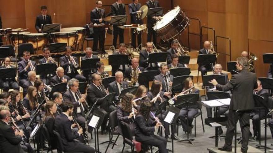 La Unió Musical d&#039;Alcoi pregona musicalmente las Fiestas y homenajea a José Luis Córcoles