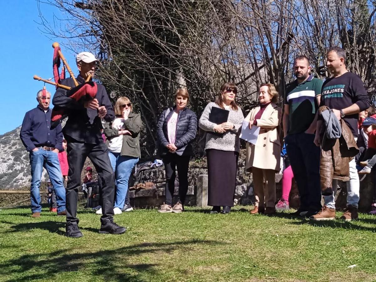 Sones de gaita durante el acto en Bermiego.