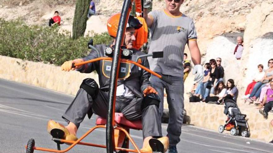 Los autoachos se granjearon las risas del numeroso público que se congregó en los aledaño del vial de la Losilla.