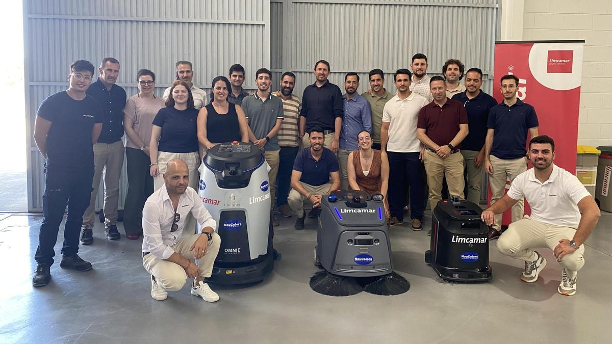 El equipo técnico de licitaciones y de producción de la compañía pudo ver en funcionamiento los robots autónomos del fabricante.