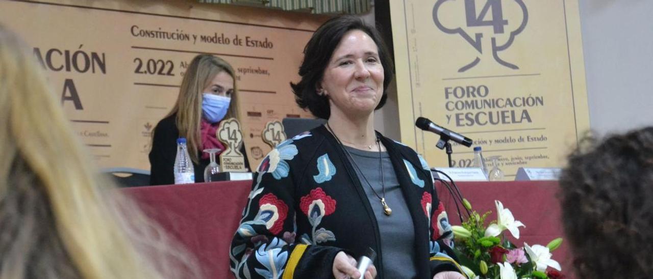 Teresa Sanjurjo, durante su intervención en el Instituto de Vegadeo. | A. M. Serrano