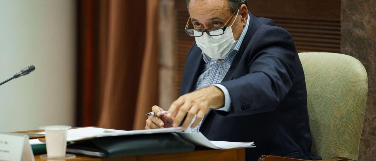 Blas Trujillo, consejero de Sanidad, ayer, en el Parlamento canario. | |