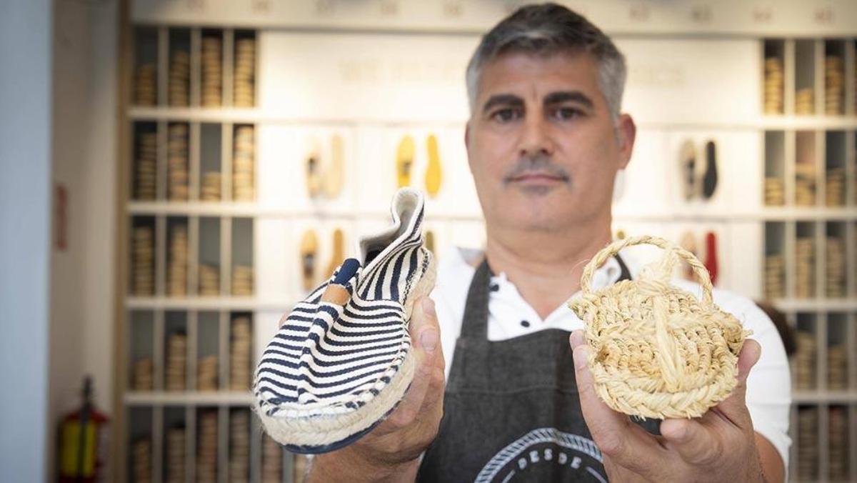 La primera espardenya i una d'actual