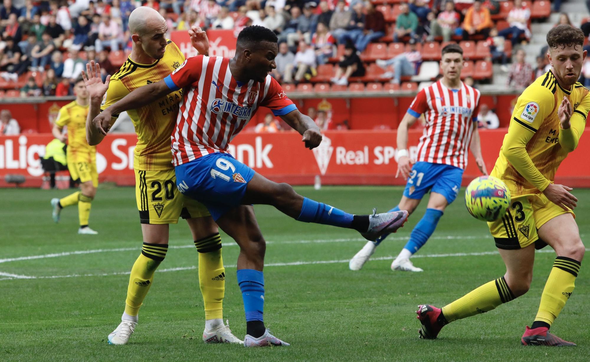 En imágenes: Así fue el partido entre Sporting y Mirandés en El Molinón