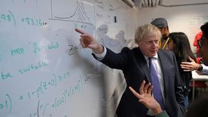 El primer ministro británico, Boris Johnson, durante una visita hoy lunes al King’s College de la Univerdidad de Londres.