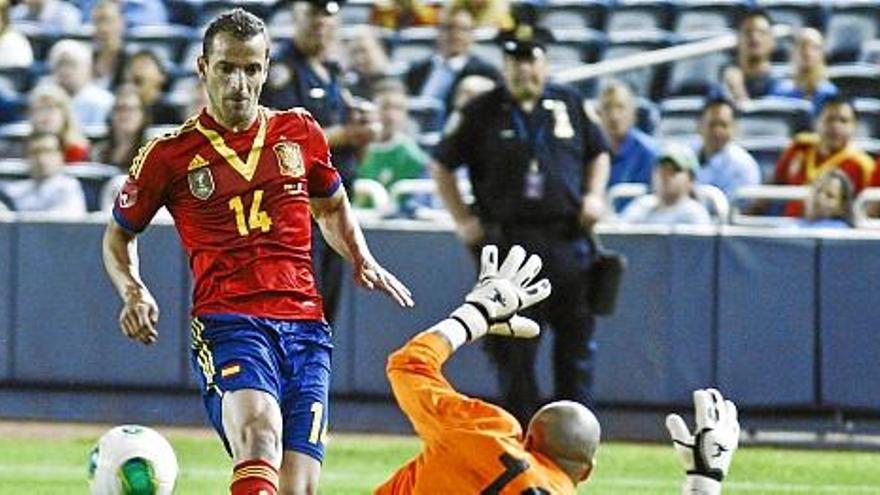 Roberto Soldado, ante el meta de Irlanda.