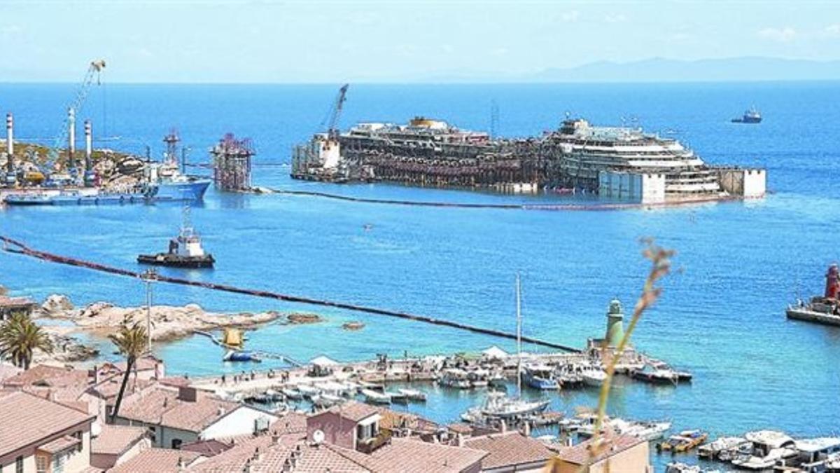 Operación de ingeniería 8 Dos imágenes de las complicadas tareas para reflotar el 'Costa Concordia'.