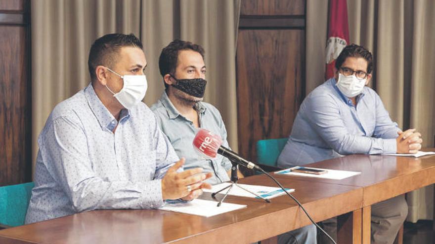 Julio Perdomo (i), Christian Perdomo y Ernesto Pereda, durante la rueda de prensa en las instalaciones de la Universidad de La Laguna .