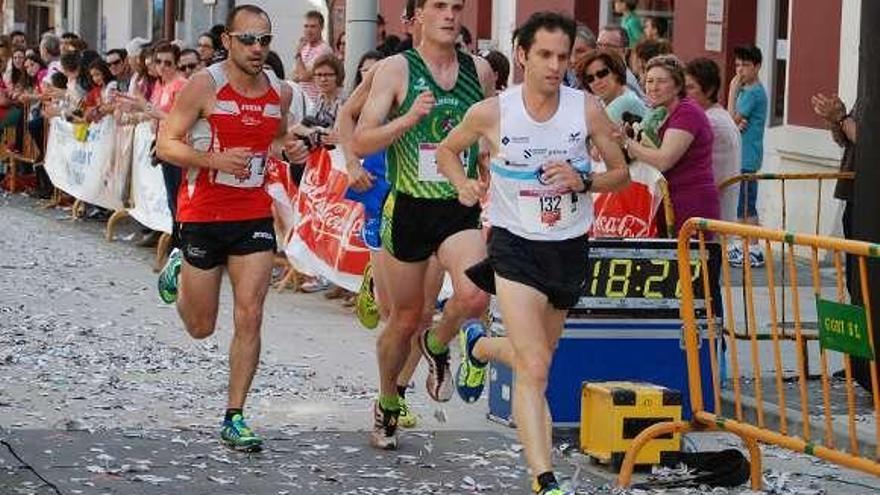 Javier Paredes lidera la carrera durante una fase. // FDV