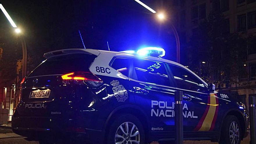 Un vehículo de la Policía, en la primera noche del toque de queda.