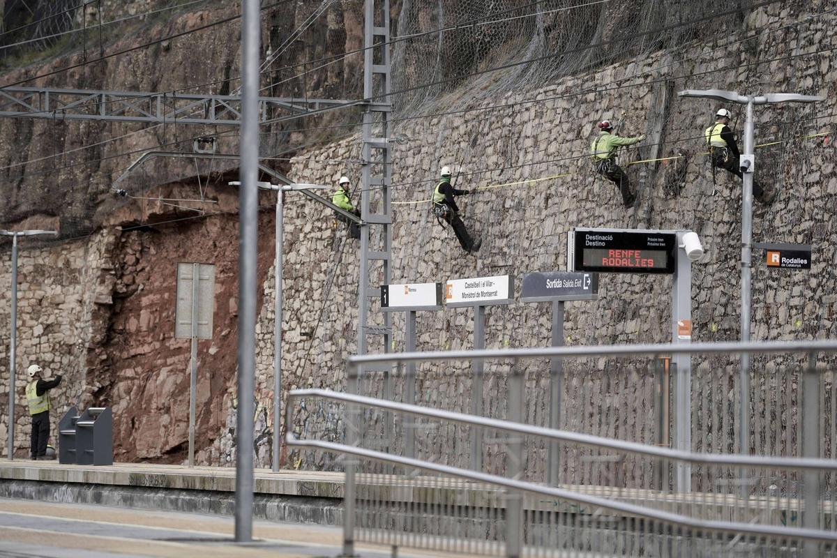 Operaris d'Adif treballant en un mur de situat a l'estació de Castellbell, el 26 de gener passat