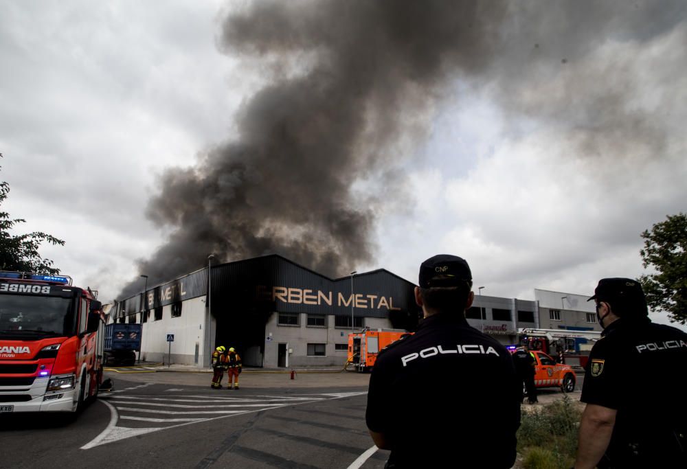 Incendio en una empresa del Polígono Industrial la Fillola, en Aldaia