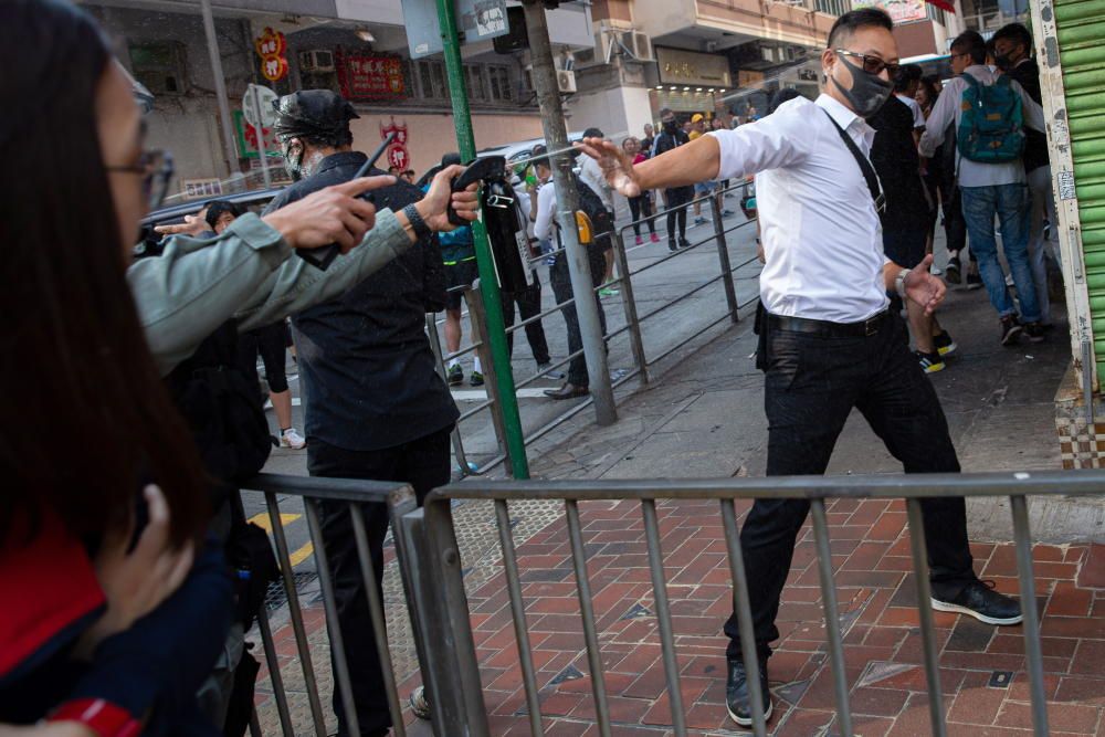 La violencia marcó este lunes una intensa jornada de huelga convocada por el movimiento de protesta hongkonés.