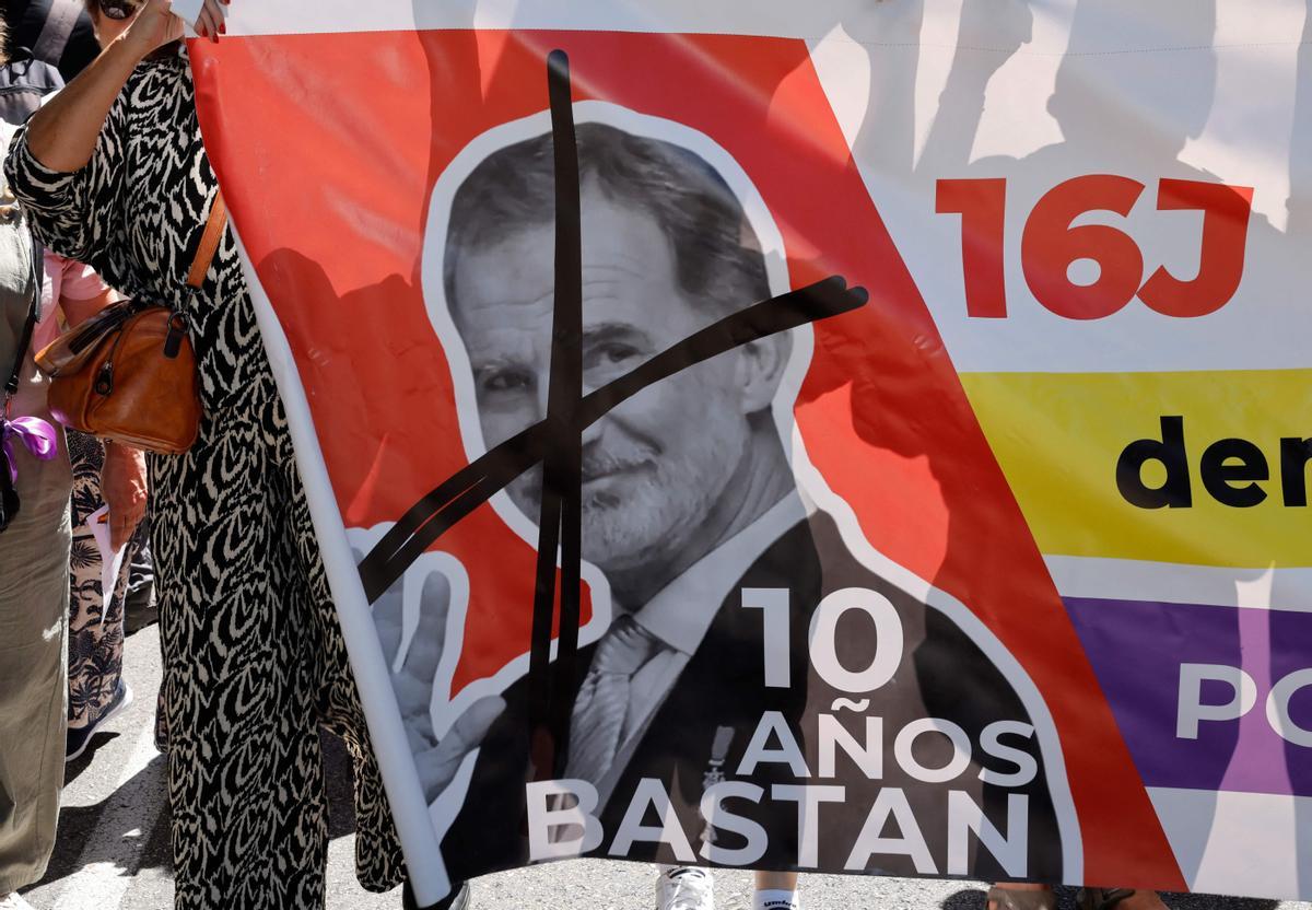 Demonstrators carry a banner with a photograph of King Felipe VI and reading 10 years enough during a pro-republic march under the slogan Felipe VI the Last One in Madrid on June 16, 2024, ahead of the 10th anniversary of the coronation of King Felipe VI of Spain. (Photo by OSCAR DEL POZO / AFP)