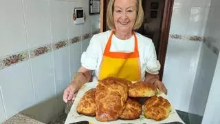 Así se elabora, paso a paso, un bollo preñao de Comadres en una casa de Pola de Siero, según una receta tradicional de herencia familiar