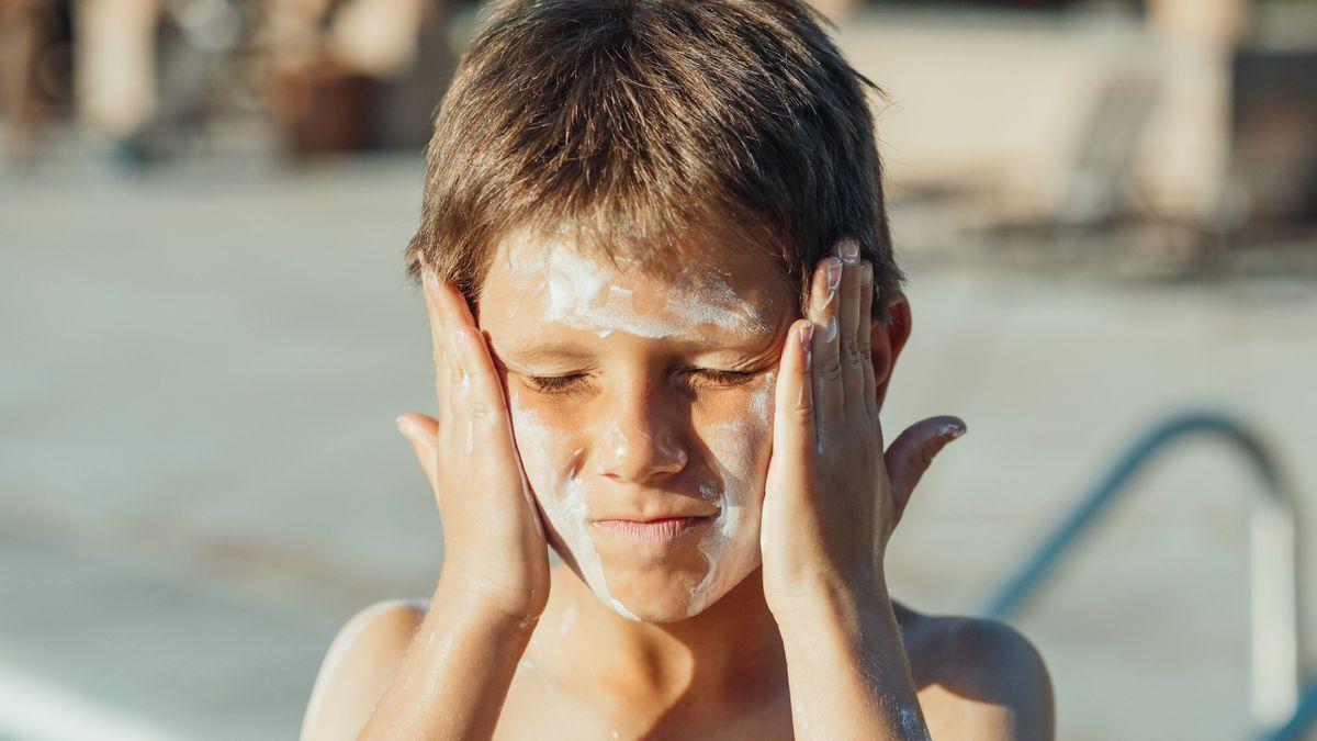 Elije bien la crema solar que usas estos días.