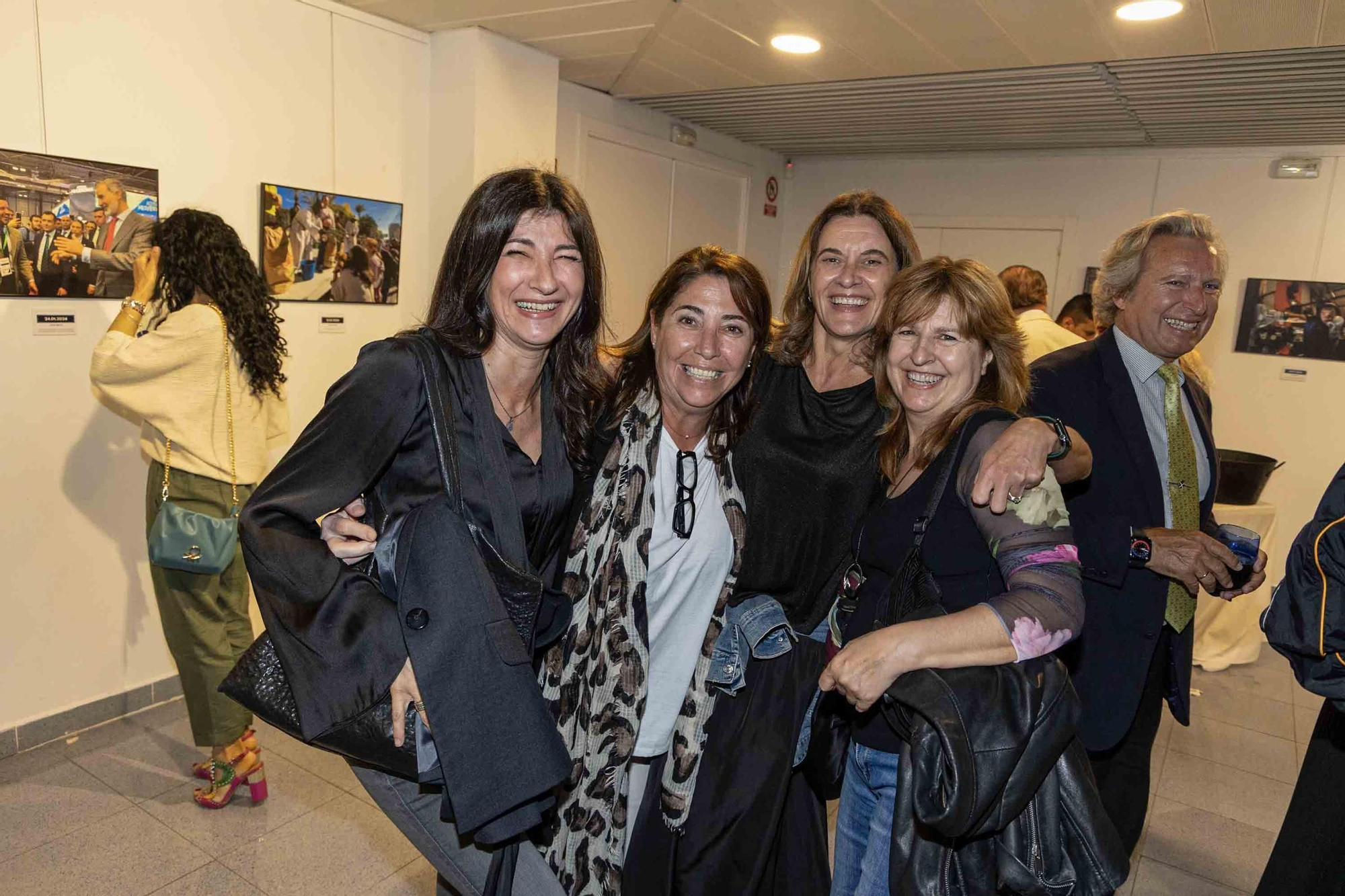 lleno total en la inauguración de INFotoperiodistas 2024,. un año de fotografía de prensa en Alicante