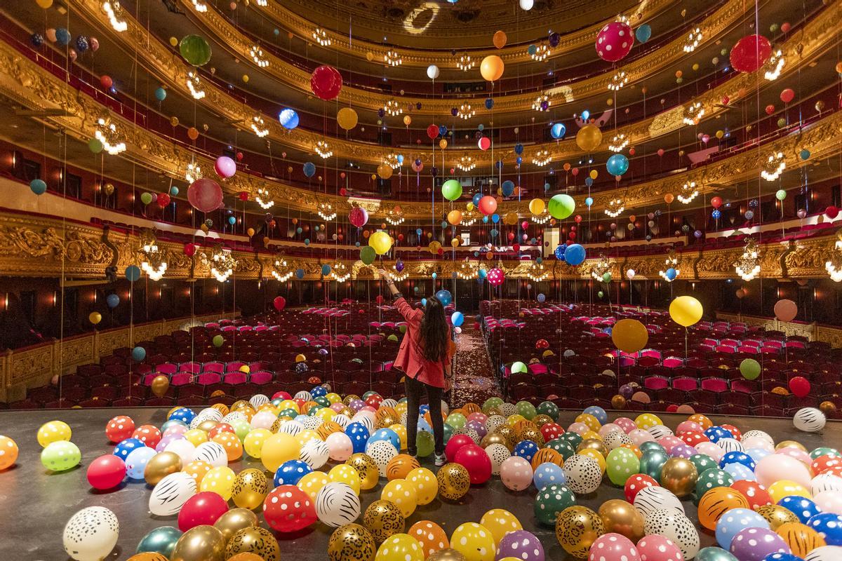 La artista brasileña Flávia Junqueira llena de globos el Liceu