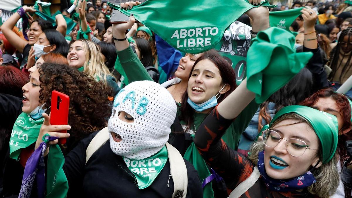 Mujeres celebran la decisión de la Corte Constitucional colombiana de aprobar la despenalización parcial del aborto.