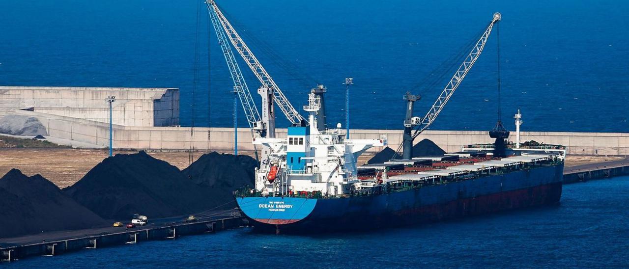 Un buque, cargando carbón de NMR en la ampliación de El Musel en julio de 2020. | Juan Plaza