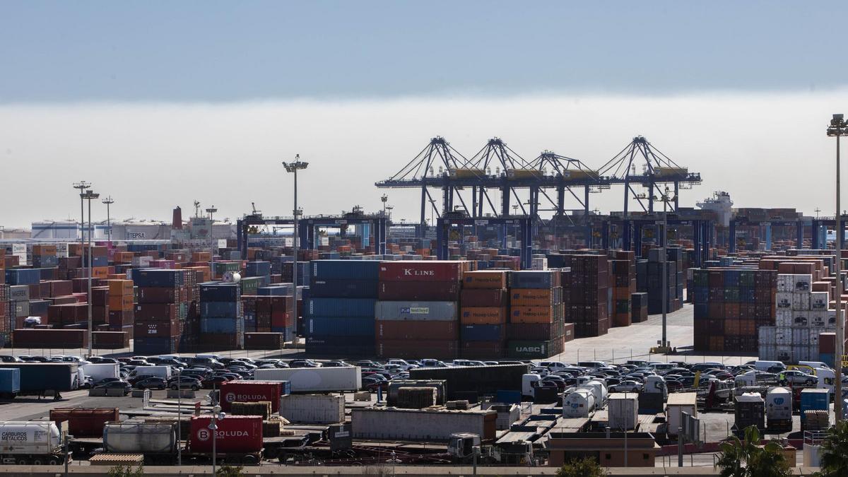El puerto de València cierra dos terminales de contenedores debido al fuerte viento.
