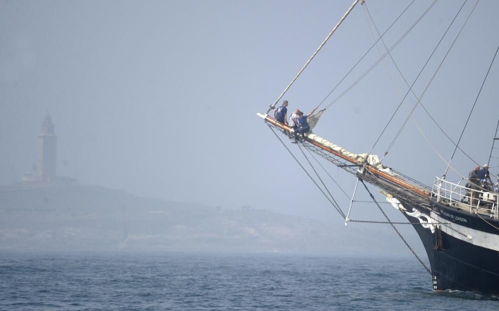 La Regata de Grandes Veleros abandona a A Coruña