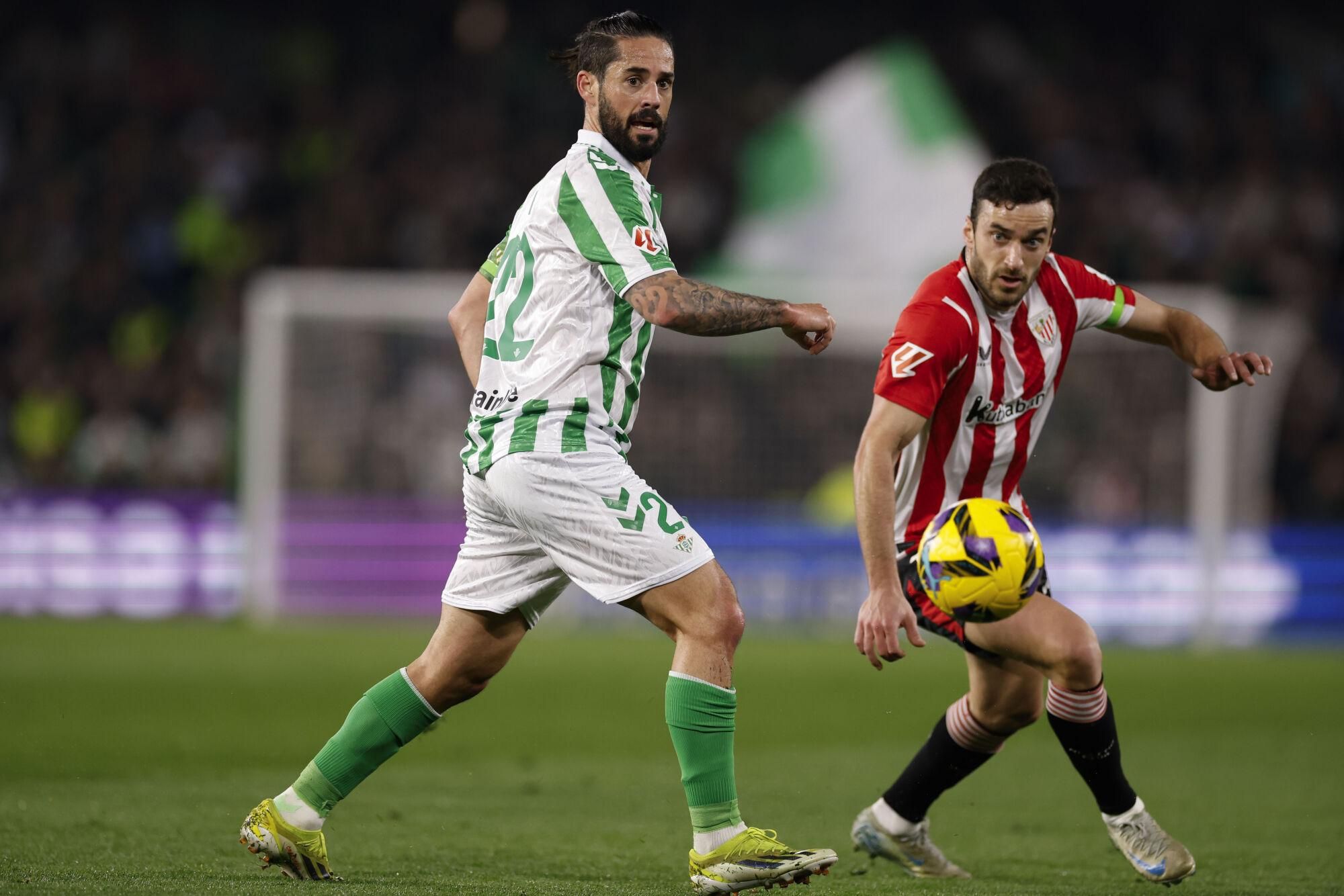 SEVILLA, 02/02/2025.- El centrocampista del Betis Isco Alarcón (i) pelea un balón con el defensa del Athletic Iñigo Lekue durante el partido de LaLiga entre el Betis y el Athetic Club, este domingo en el estadio Benito Villamarín. EFE/ Julio Munoz