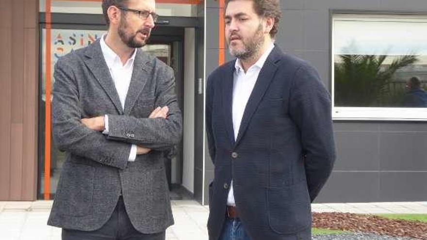 Juan Díaz y Jonás Fernández frente a la sede de Asincar.