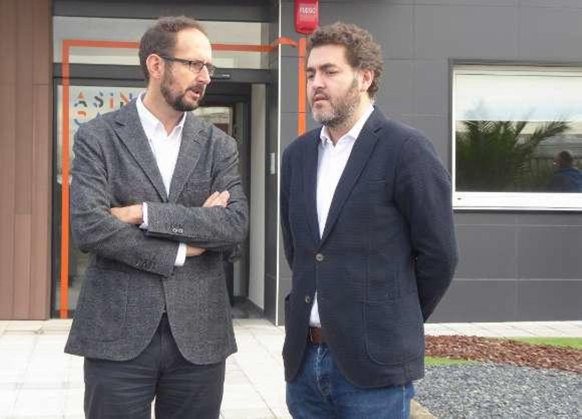 Juan Díaz y Jonás Fernández frente a la sede de Asincar.